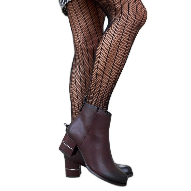 Vinröda och svarta ankelboots med en dekorativ Batista-klack