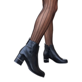 Svarta ankelboots med dekorativ Batista-klack