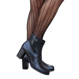 Svarta isolerade stövlar med Barreto-rhinestones