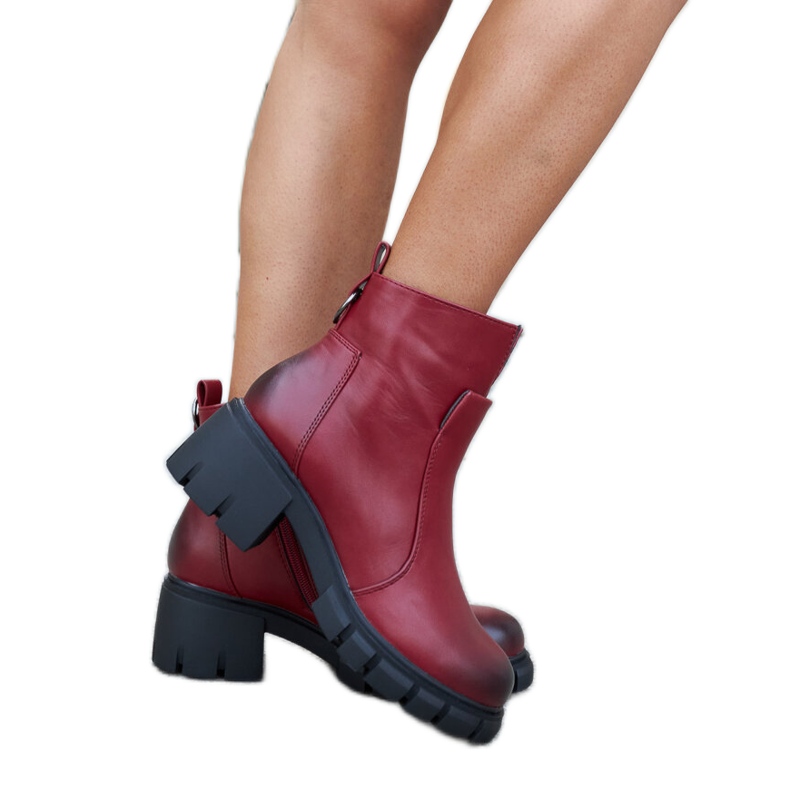 Röda och svarta stövletter från Fajardo