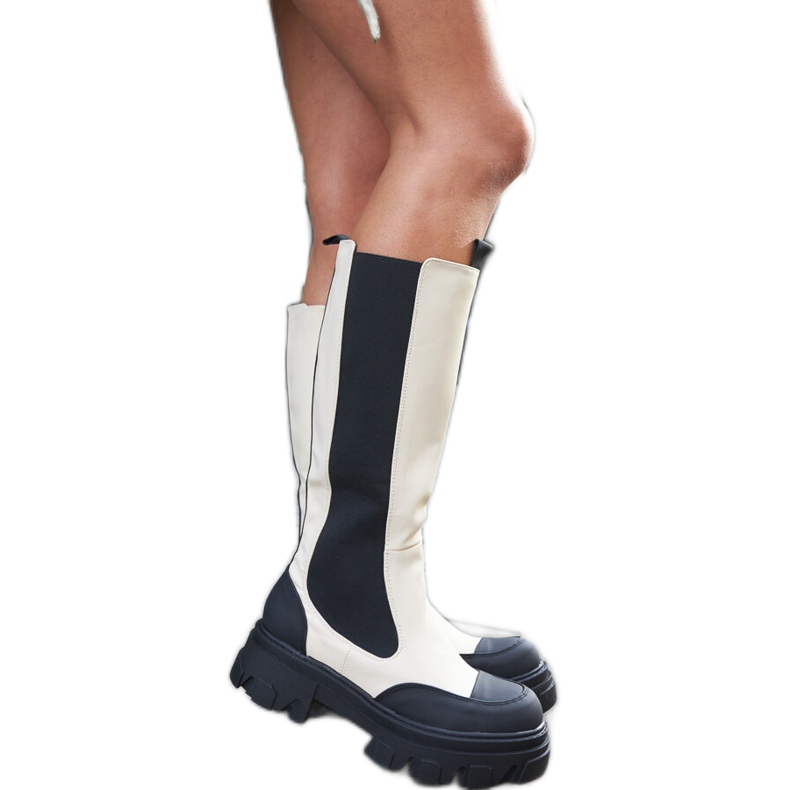 Beige massiva stövlar med slitbana från Barrios