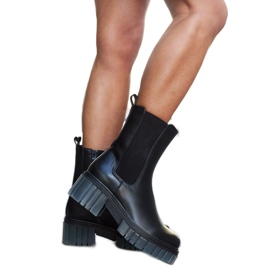 Svarta massiva, isolerade Sergente-stövlar