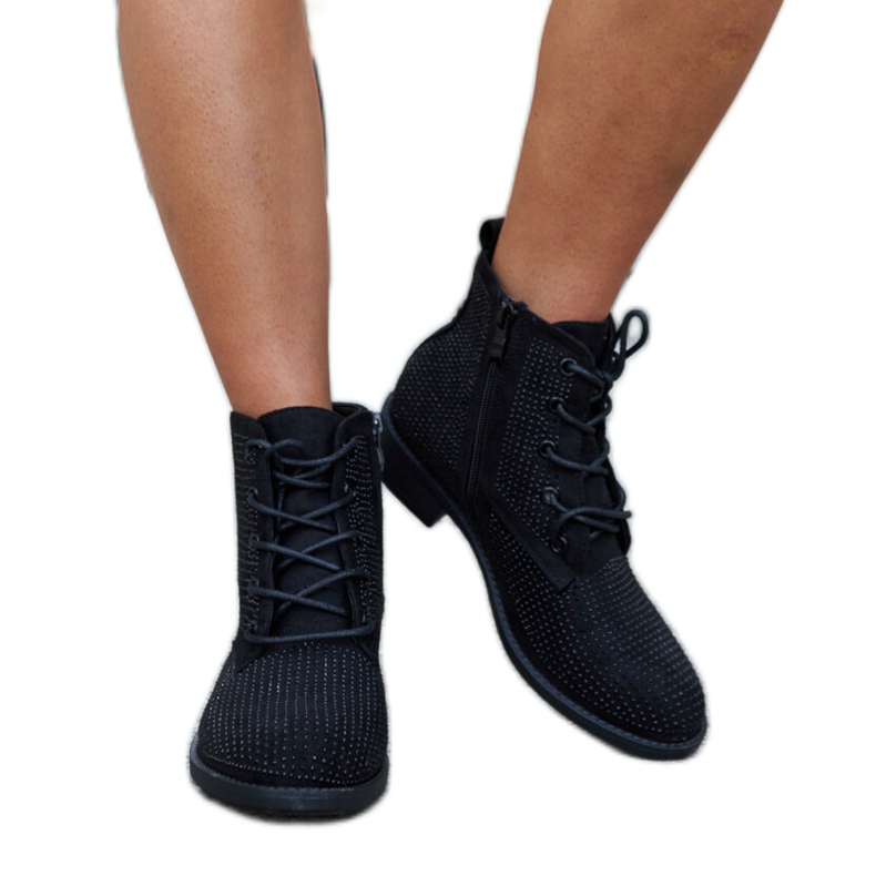 Svarta stövlar dekorerade med Melisurgo zirkoner