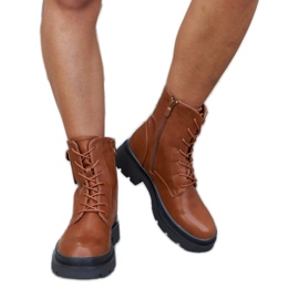 Bruna stövlar på Ugo-plattformen