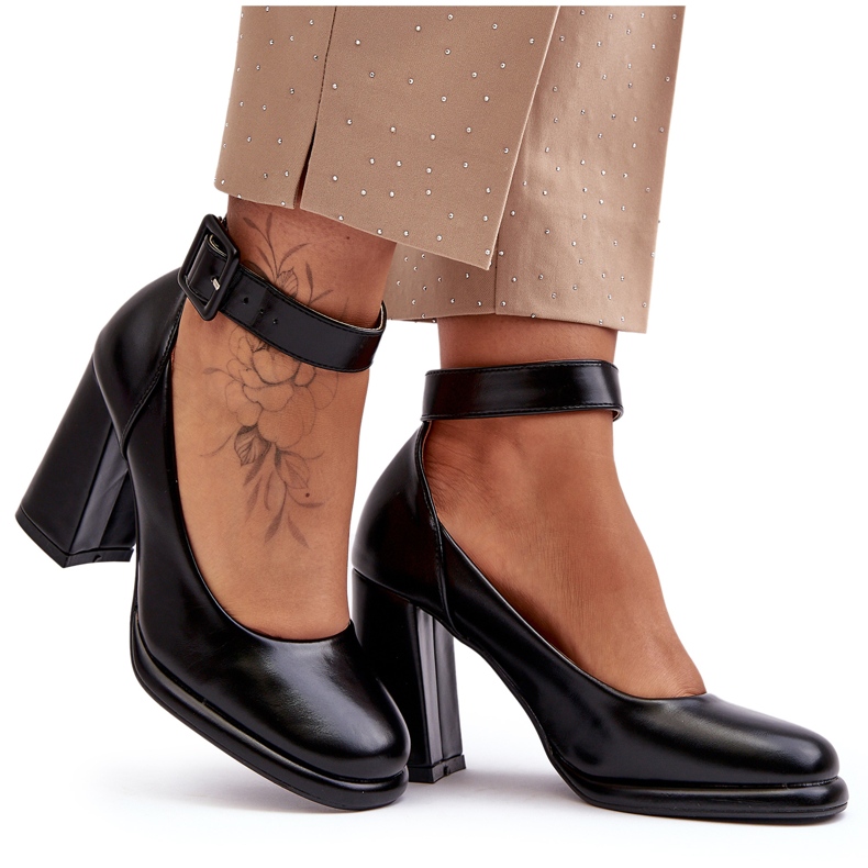 WS1 Svarta klackpumpar med spänne Idovana