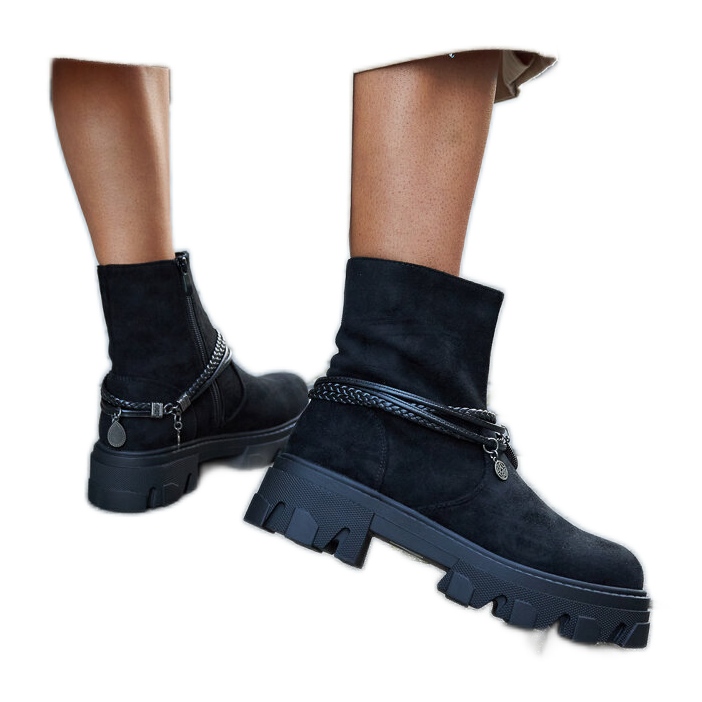 Svarta stövlar med ett dekorativt armband