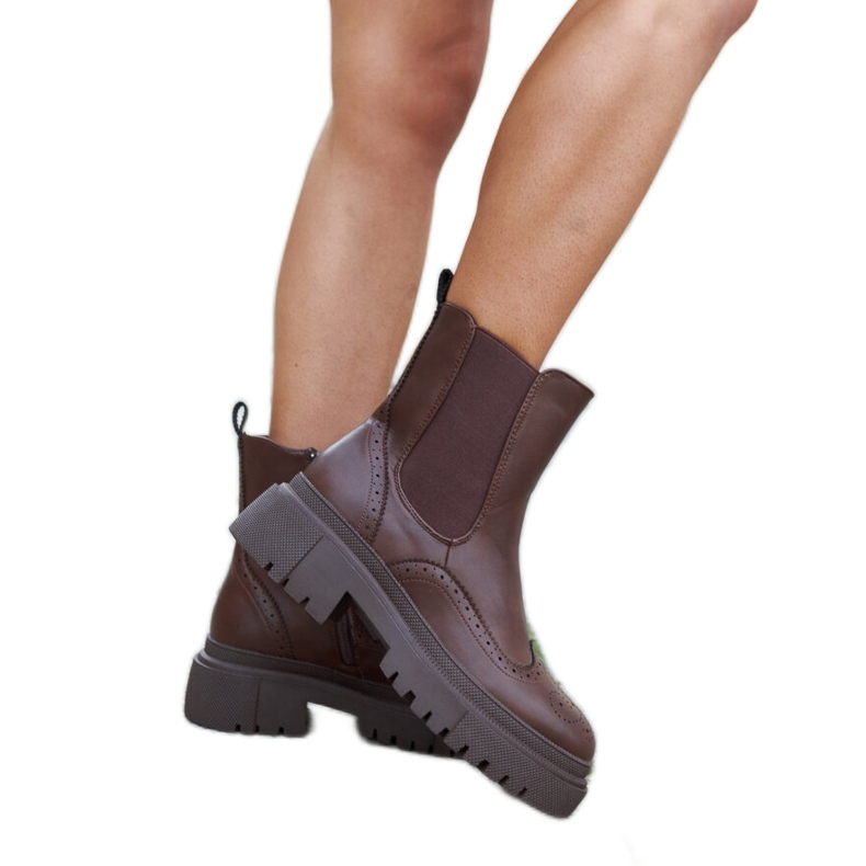 Bruna stövlar dekorerade med Castella-sömmar