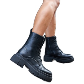 Svarta stövlar dekorerade med Niclasömmar