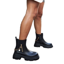 Svarta stövlar med en dekorativ Archard-kedja