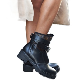 Svarta stövlar med en dekorativ Domus-rem