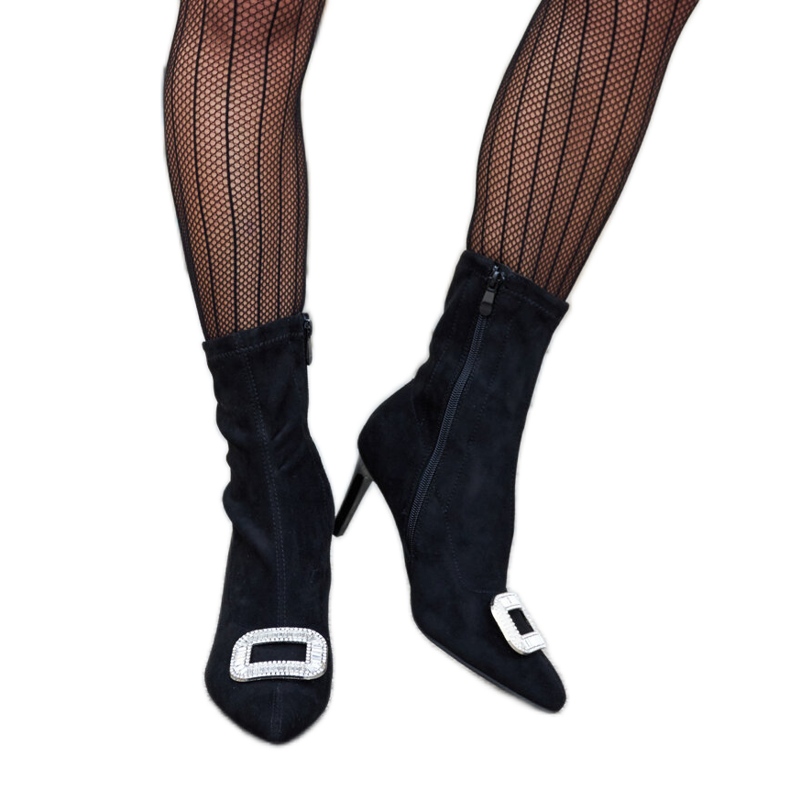 Svarta ankelboots dekorerade med Agatino zirkoner