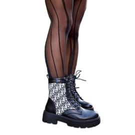 Svarta stövlar med dekorativa Cisneros-inskriptioner