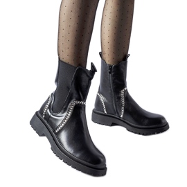 Svarta stövlar dekorerade med Anastasio zirkoner