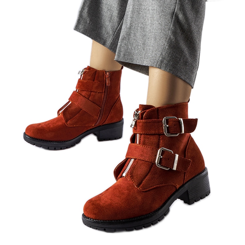 Röda isolerade stövlar med behaglig dragkedja