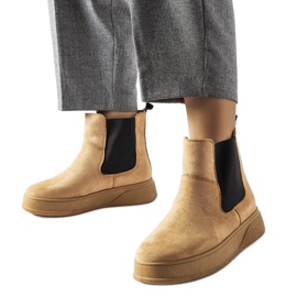 Mörkbeige ankelboots på Benilde-plattformen