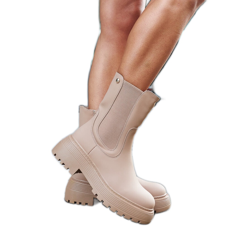 Beige isolerade ankelboots på Rinaldo-plattformen