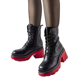 Svarta isolerade skor med röd klack Kostnad