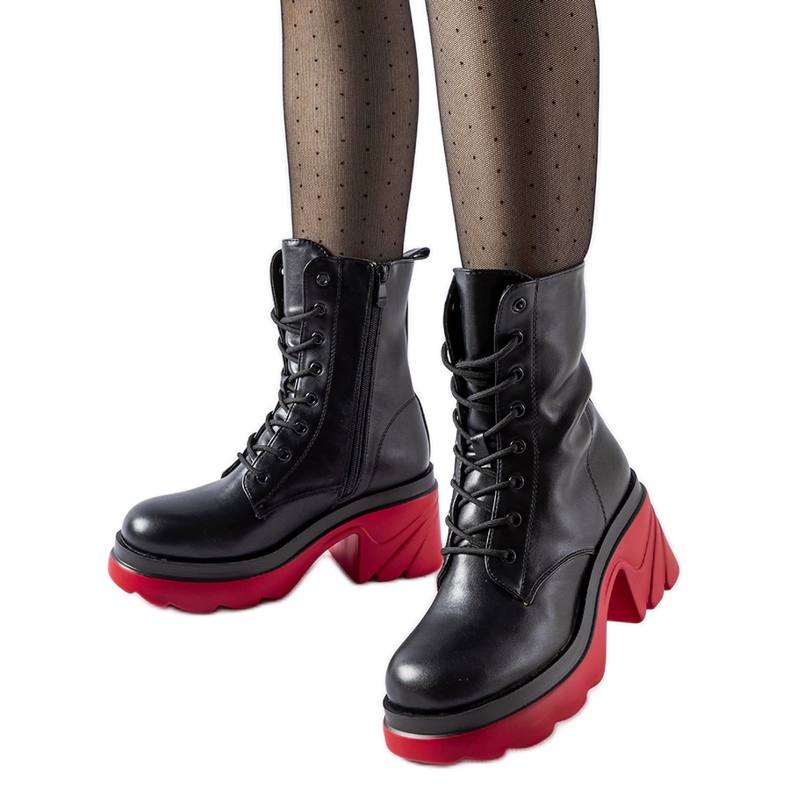 Svarta isolerade skor med röd klack Kostnad