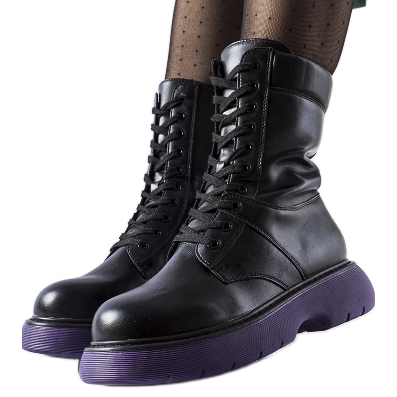 Svarta isolerade skor med lila sula Beata