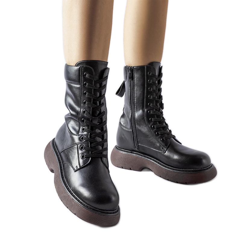 Svarta isolerade stövlar med brun sula Beata