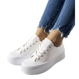 Vita sneakers på en tjock Fortunata-plattform