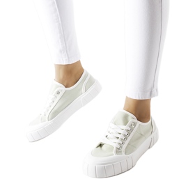 Vita sneakers på en tjock Egidio-plattform