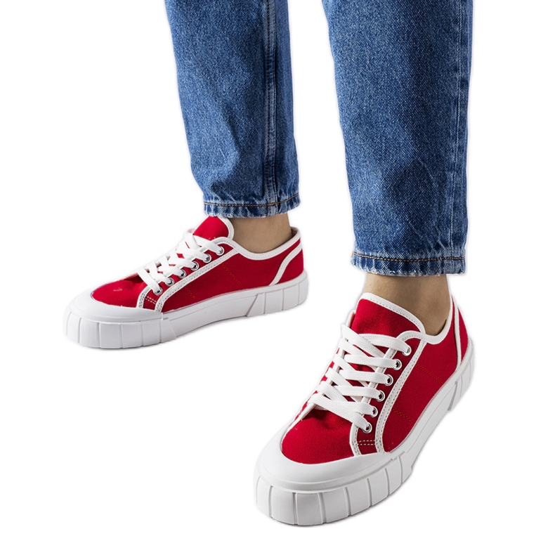 Röda sneakers på en tjock Egidio-plattform