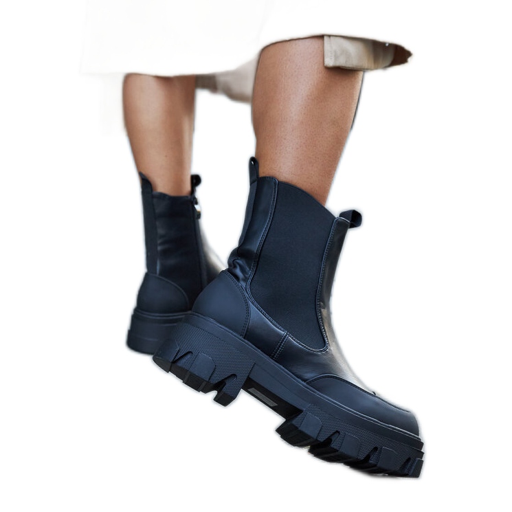 Svarta stövlar med synligt Moriano-mönster