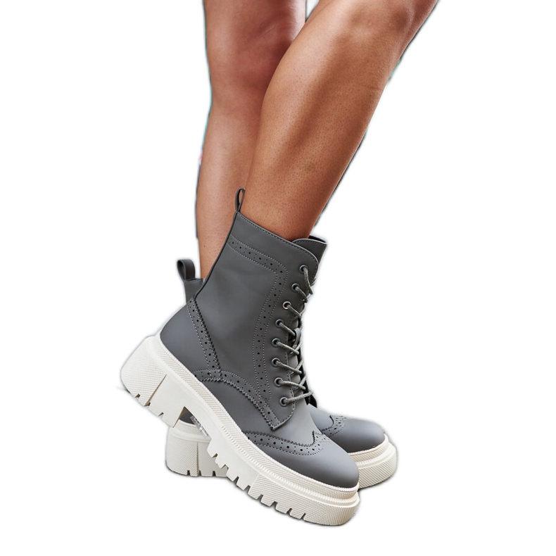 Gröna stövlar dekorerade med Niclasömmar