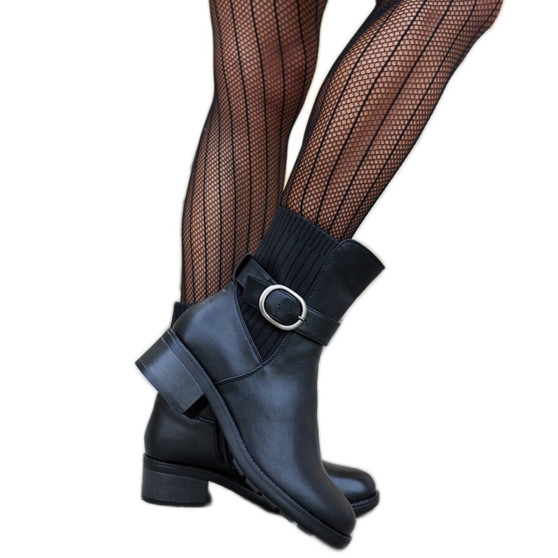 Svarta stövlar med dekorativt Archuleta-spänne