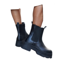 Svarta stövlar på Placido-plattformen