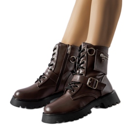 Bruna isolerade arbetare med en väska från Manzoni