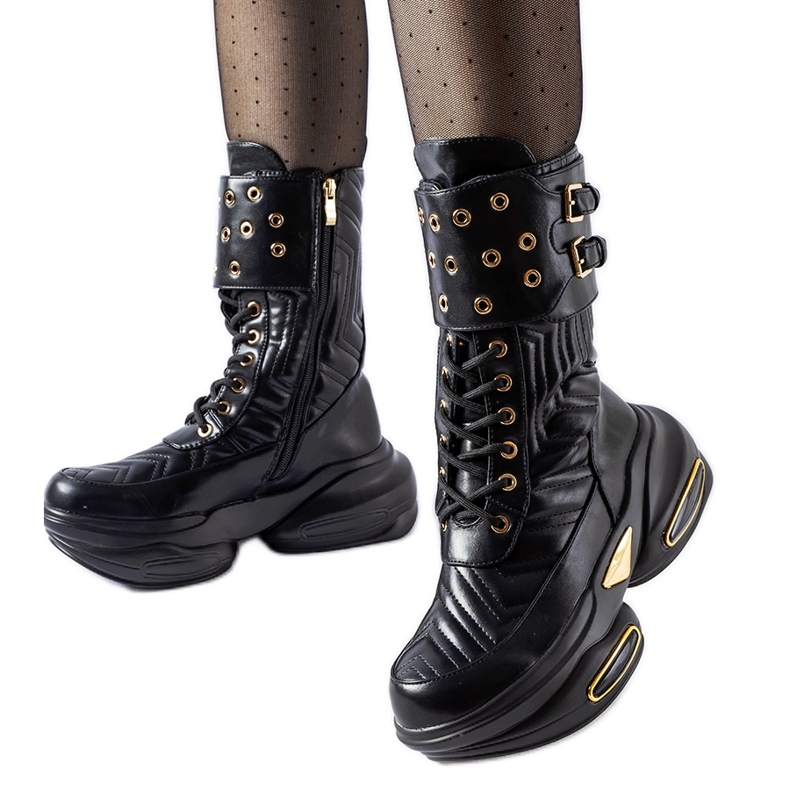 Svarta stövlar dekorerade med Veronese quiltning