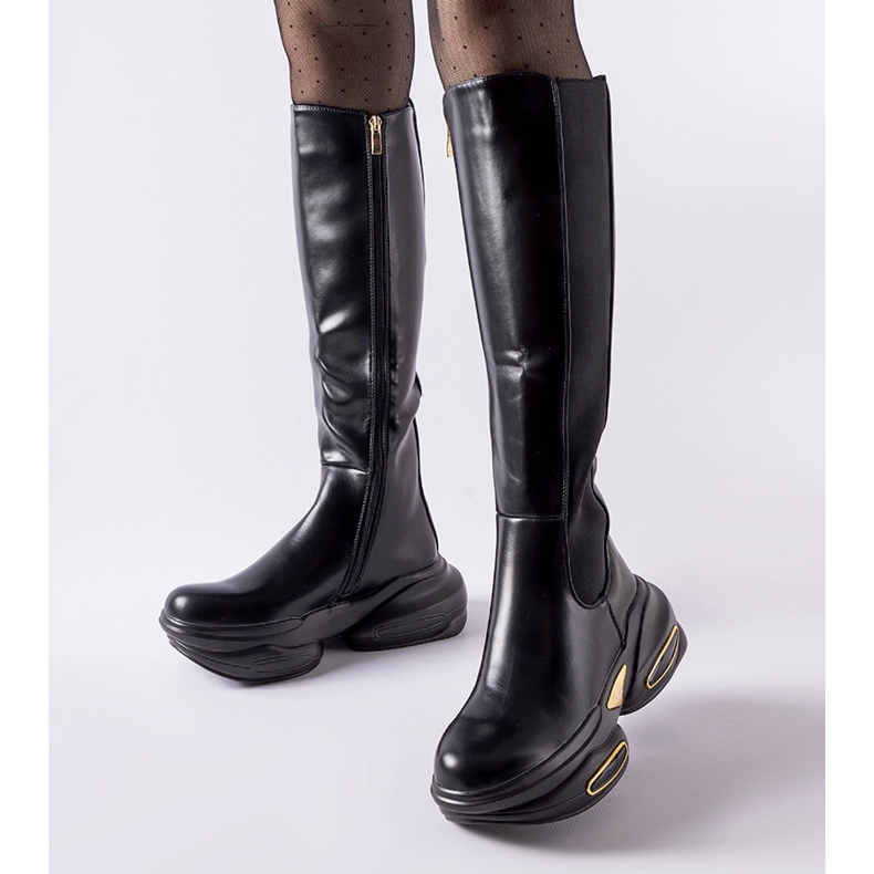 Inna Svarta stövlar med massiv sula från Tanas