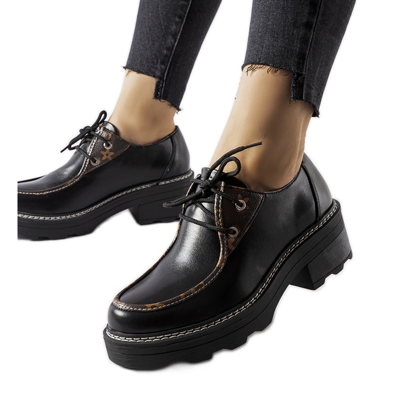 Svarta låga skor med massiv Fondachetto-klack