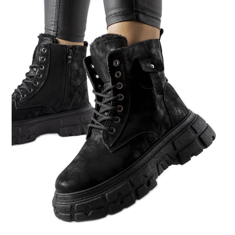 Inna Svarta isolerade stövlar på Lina-plattformen