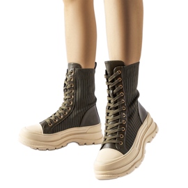 Mörkgröna stövlar med en ljus tjock sula Vitto