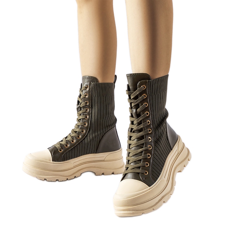 Mörkgröna stövlar med en ljus tjock sula Vitto