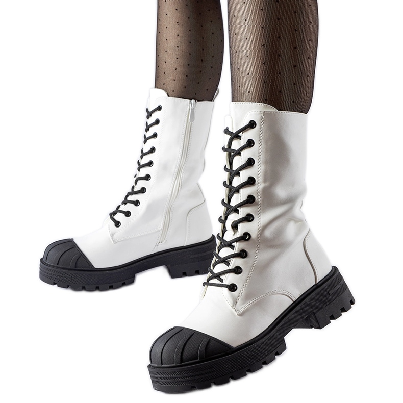 Cardinale kvinnors vita isolerade arbetarstövlar