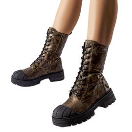 Grönt isolerade Cardinale camo arbetare