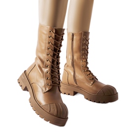 Bruna isolerade kvinnors Cardinale-arbetare