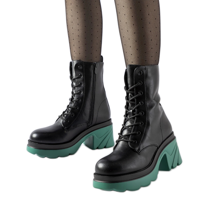 Svart isolerade arbetare på en Costa nautisk stolpe