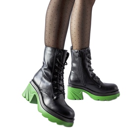 Svarta isolerade skor med grön Costa-klack