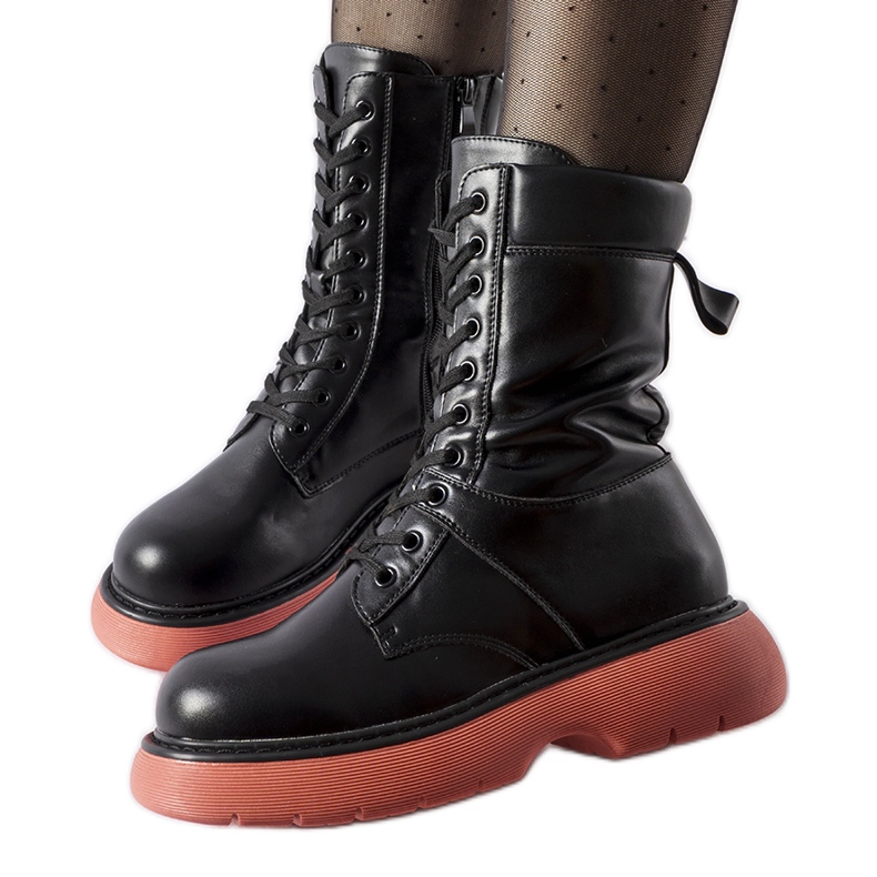 Svarta isolerade stövlar med rosa Beata-sula