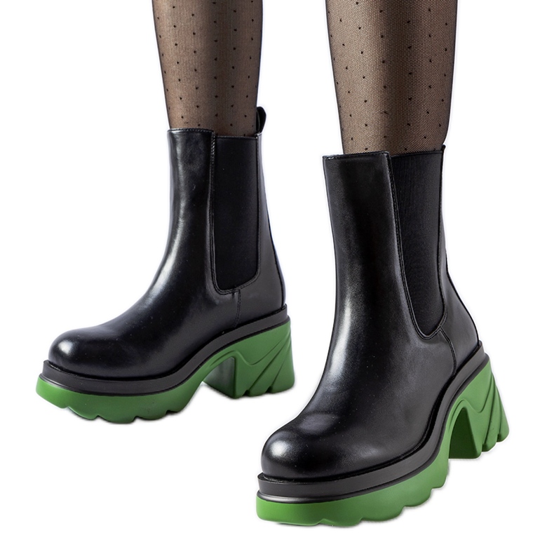 Svarta isolerade ankelboots med grön Tirano-klack