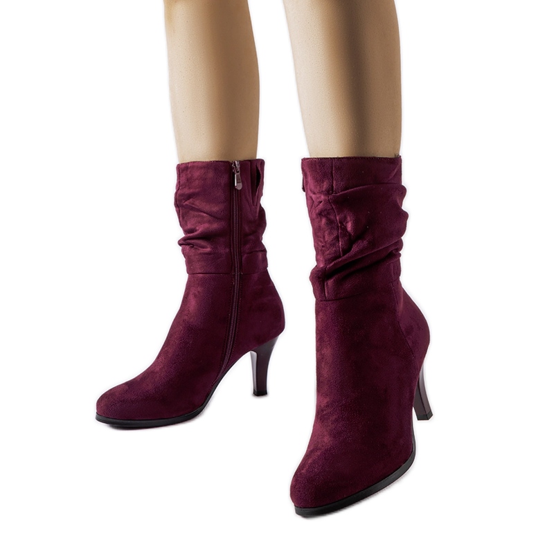 Vinröd isolerade stövlar i ekomocka med hög klack från Sant