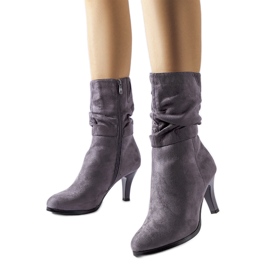 Grå isolerade stövlar i ekomocka med hög klack från Sant