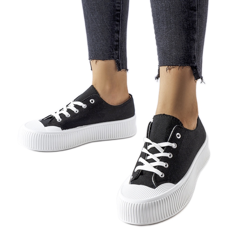Svarta sneakers på en vit Fortunata-plattform