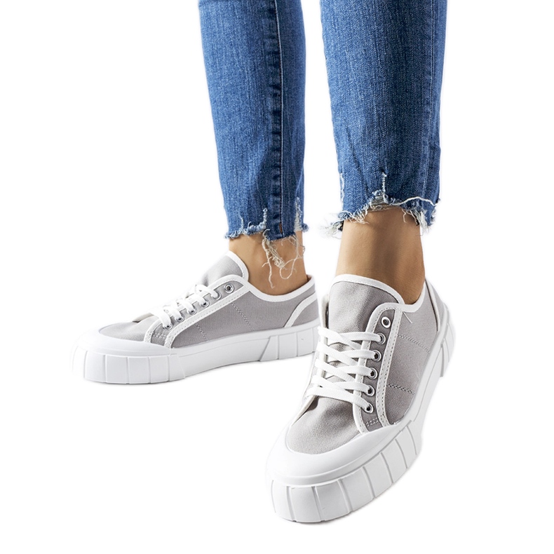 Gråa sneakers på en tjock Egidio-plattform