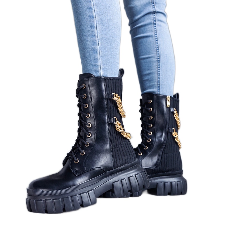 Svarta stövlar dekorerade med Crocemosso-kedjor